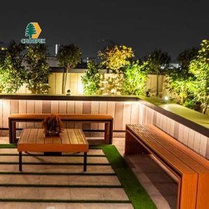 نیمکت چوب پلاست چوپکس در روف‌تاپ رستوران